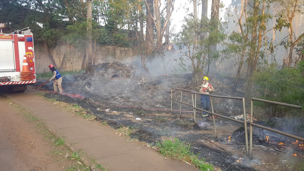 Bombeiros combatem incêndio ambiental no Bairro XIV de Novembro