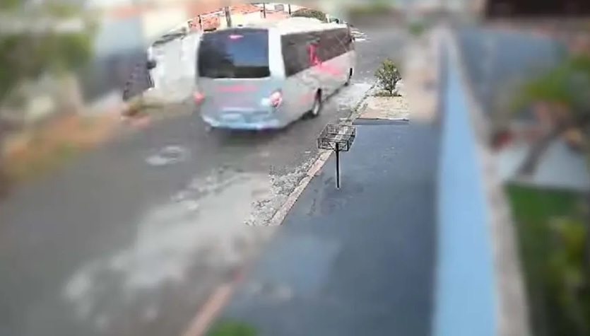 Ônibus desgovernado atinge residência e uma mulher morre
