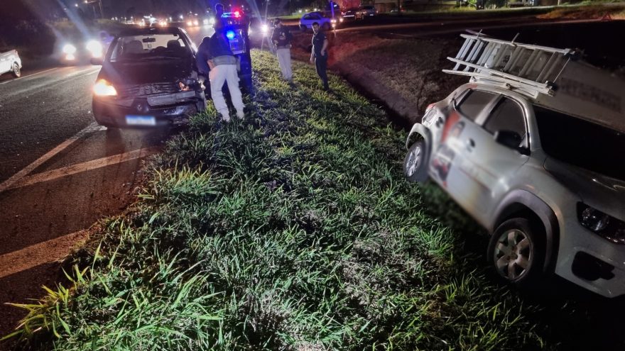 Batida violenta na BR-467: Renault Clio atinge traseira de Fiat Mobi