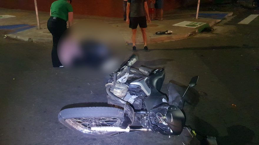 Casal em motocicleta fica ferido após acidente com automóvel no Bairro Maria Luiza