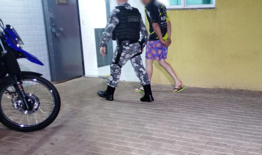 De chinelo e camisa combinando, homem é preso por violência doméstica