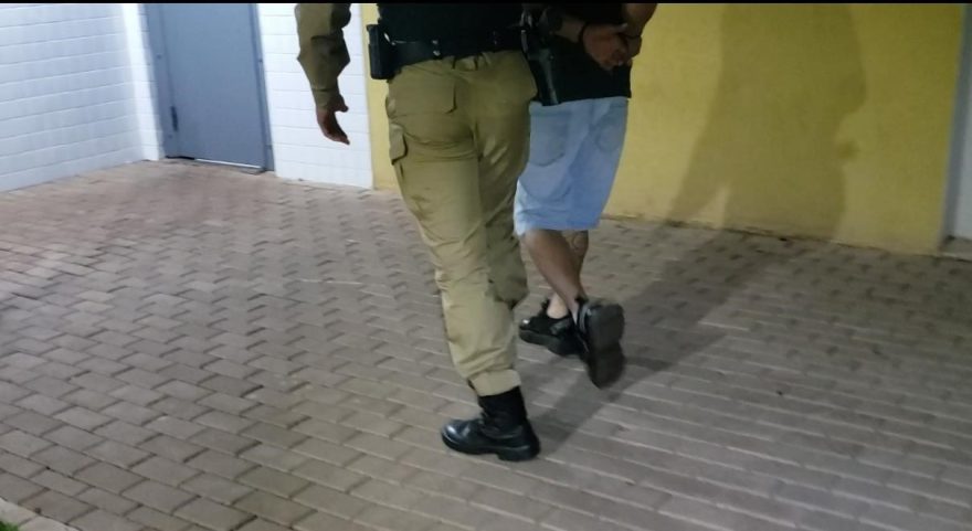 Suspeito de violência doméstica é detido pela PM no Floresta
