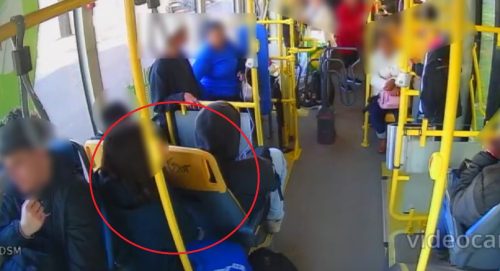 Imagem referente a Câmeras internas identificam vândalos pichando ônibus elétricos