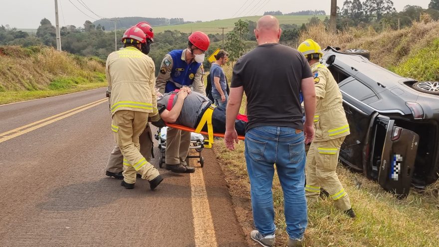 Idoso fica ferido após tombamento de Jeep Compass na PR-180 em Cascavel