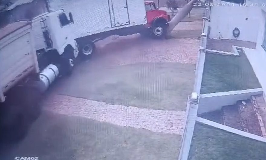 Por outro ângulo: Câmera registra acidente entre bitrem e caminhão no Cataratas