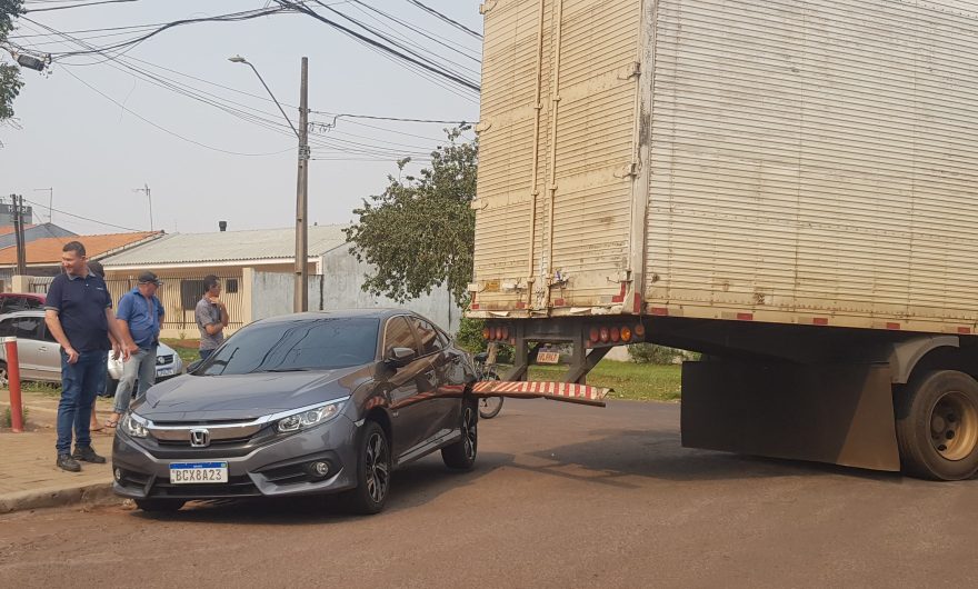 Carreta atinge Honda Civic durante conversão no bairro Parque São Paulo