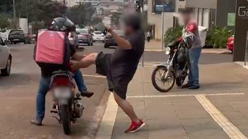 “Você é o machão”; Socos, chutes e capacetadas movimentam Cascavel em briga de trânsito Imagem referente a “Você é o machão”; Socos, chutes e capacetadas movimentam Cascavel em briga de trânsito