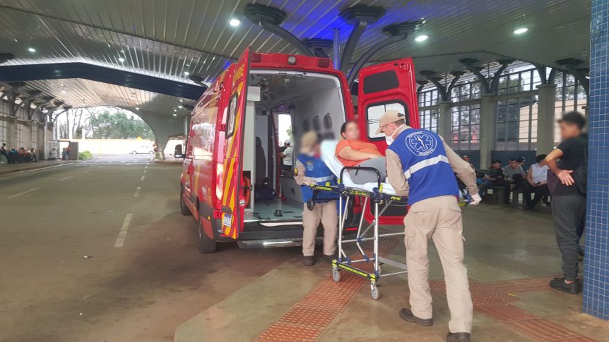Mulher fica ferida ao cair dentro de ônibus
