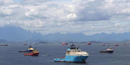 Imagem referente a MPF quer solução para navios abandonados na Baía de Guanabara