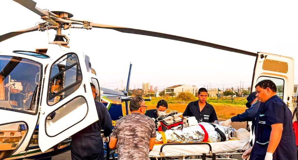 Trabalhador é socorrido de helicóptero após ter 90 % do corpo queimado em incêndio em canavial Trabalhador é socorrido de helicóptero após ter 90 % do corpo queimado em incêndio em canavial