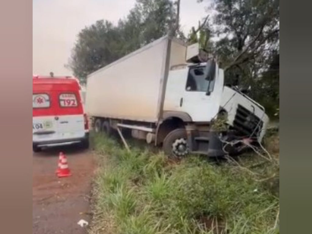 Motorista fica ferido após caminhão bater em árvores Motorista fica ferido após caminhão bater em árvores