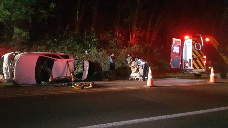 Veículo Palio capota na PR-180 e motorista precisa ser resgatado