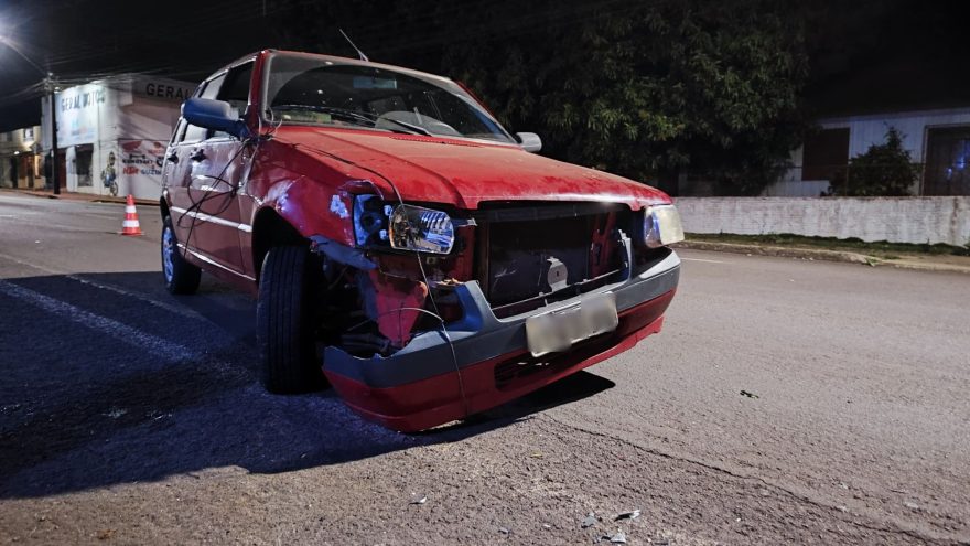 Fiat Uno é abandonado após atingir Nivus estacionado no Alto Alegre