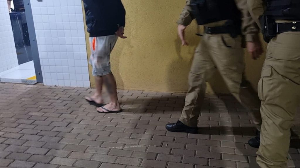 Homem é preso após agredir irmã a socos na presença das sobrinhas
