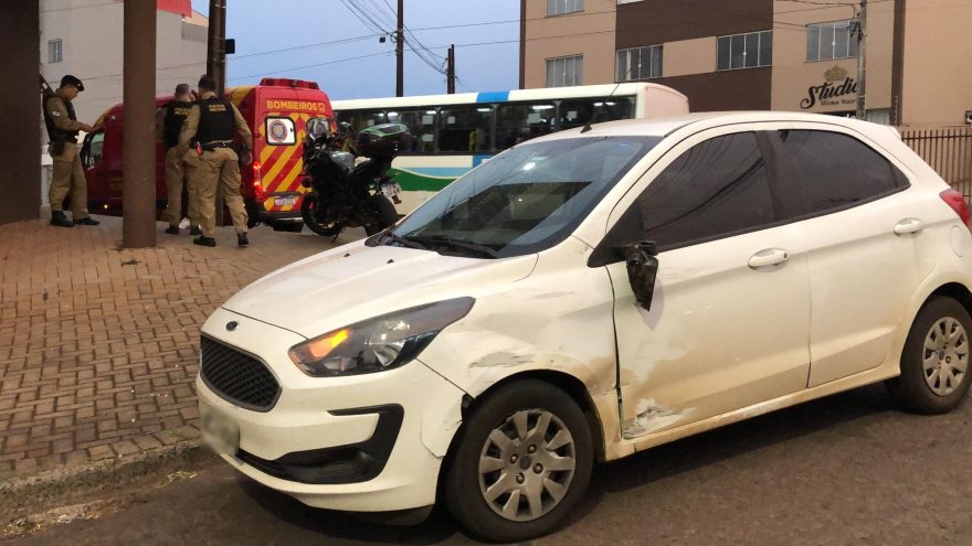 Motociclista fica ferido ao se envolver em colisão com Ford Ka na rua Jacarezinho