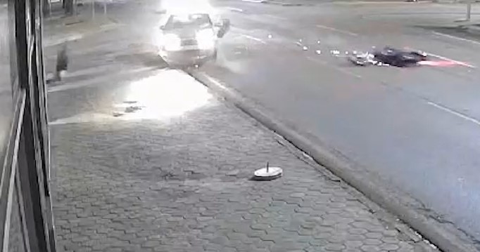 Câmera flagra violento impacto que deixou motociclista com a perna quebrada no Centro