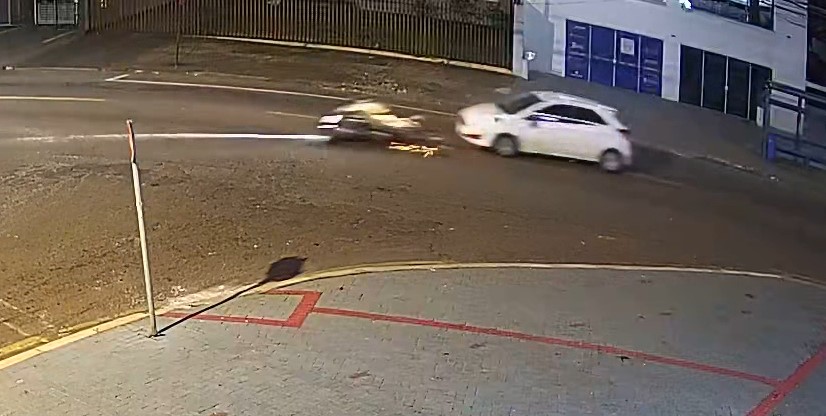 Câmeras flagram colisão que deixou policial militar ferido na rua Jacarezinho