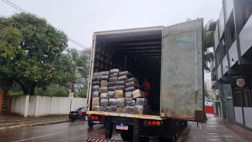 PRF apreende caminhão carregado com maconha na BR-163