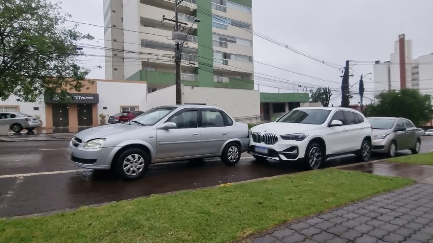 Acidente misterioso deixa BMW e Classic danificados