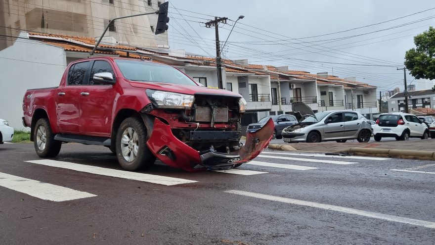 Acidente entre Hilux e Peugeot 206 é registrado na Rua Manaus