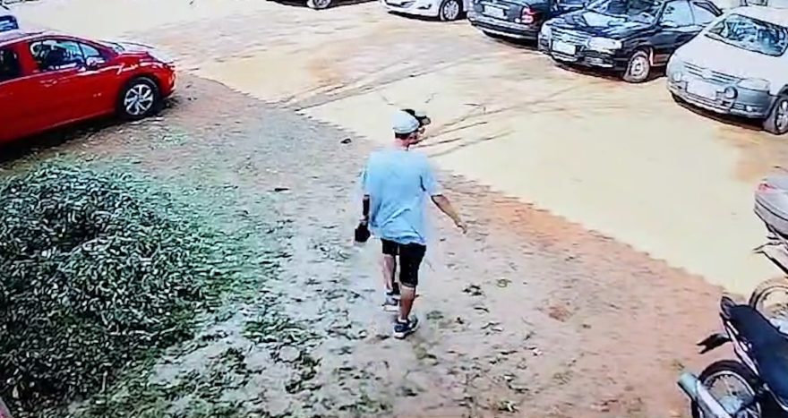 Câmera flagra furto de bicicleta em colégio no Brasmadeira