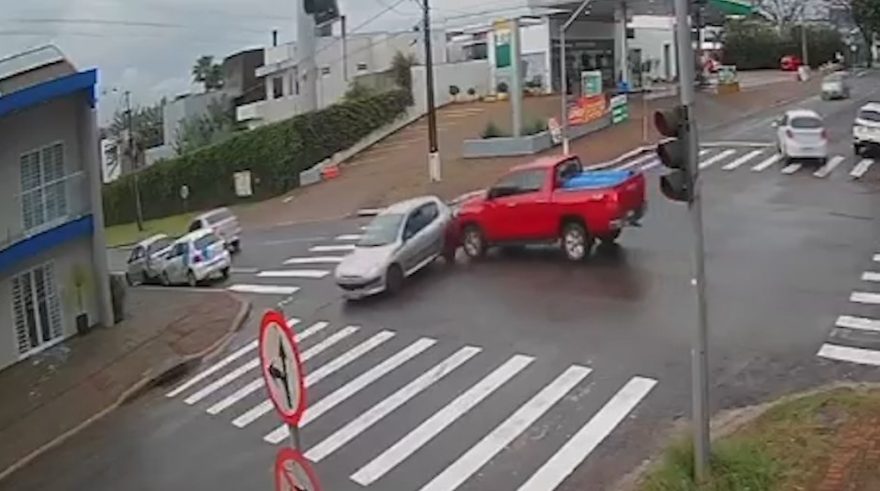 Câmera flagra acidente entre Hilux e Peugeot 206 em cruzamento sinalizado por semáforo no bairro Country