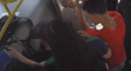 Vídeo mostra adolescente pichando ônibus elétrico em Cascavel Imagem referente a Vídeo mostra adolescente pichando ônibus elétrico em Cascavel