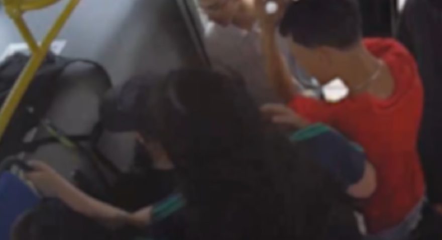 Vídeo mostra adolescente pichando ônibus elétrico em Cascavel