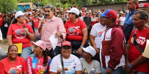 Imagem referente a Com reeleição contestada, Maduro faz eleição para comunas na Venezuela