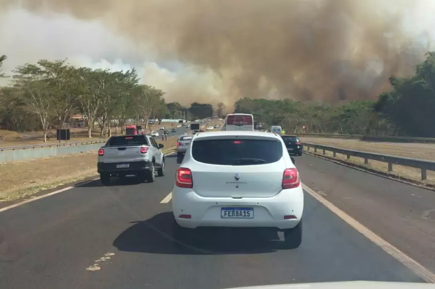 Incêndios provocam interdição de rodovias em São Paulo; veja vídeo