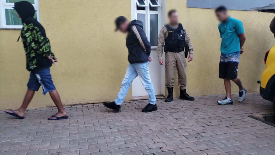 Trio, que estava com drogas, é encaminhado para a Delegacia Cidadã