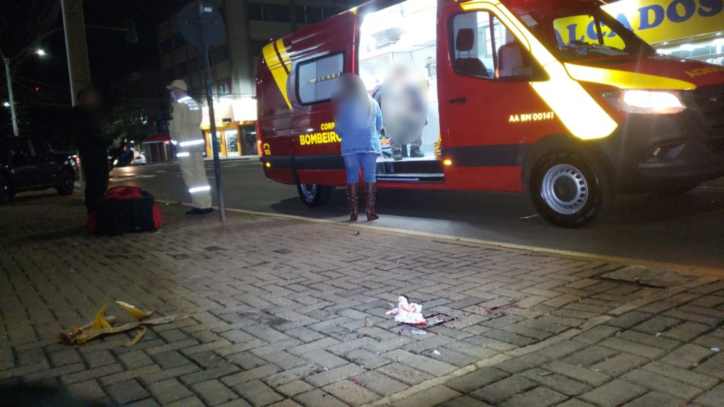 Motociclista atropela morador de rua e depois cai de moto Motociclista atropela morador de rua e depois cai de moto