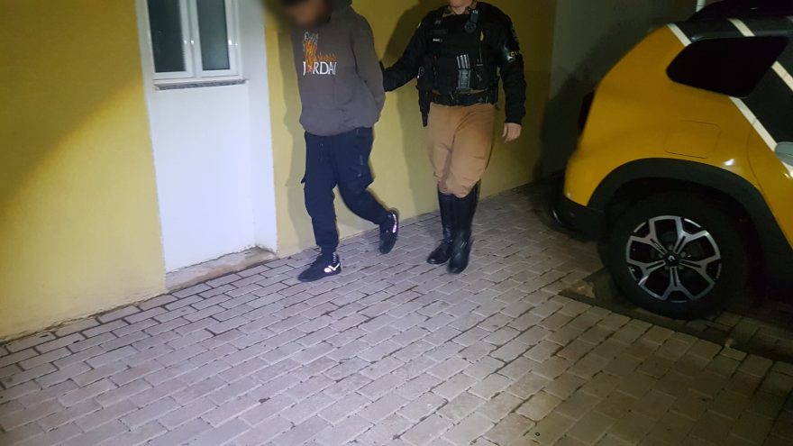 Jovem é detido com capulho de maconha no Centro de Cascavel
