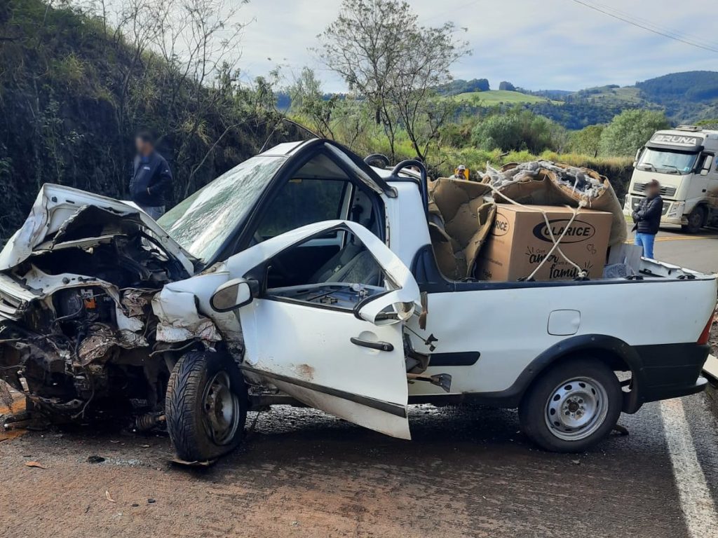 Três ficam feridos após colisão frontal no Paraná Três ficam feridos após colisão frontal no Paraná