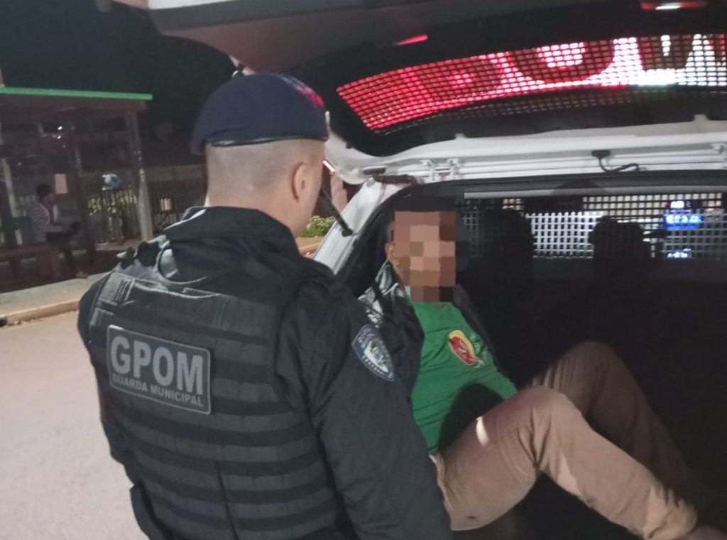 Homem com mandado de prisão por roubo é detido pelo GPOM no Santa Cruz