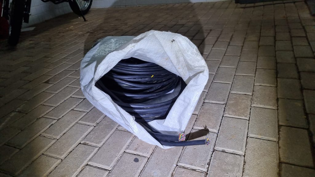 Indivíduo é detido pela PM com 25 kg de cabos no Guarujá