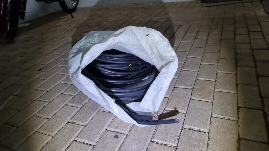 Indivíduo é detido pela PM com 25 kg de cabos no Guarujá