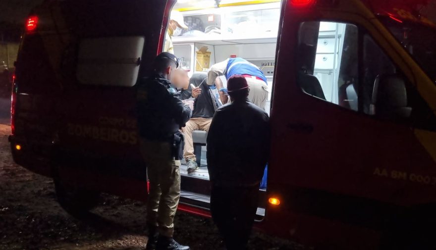 Homem fica ferido ao ser agredido em bar e bater o carro no Cataratas
