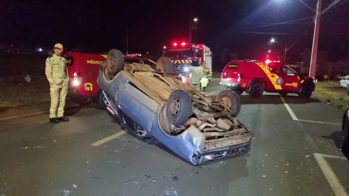 Imagem referente a Gol quadrado capota após colidir em carro estacionado no Florais do Paraná