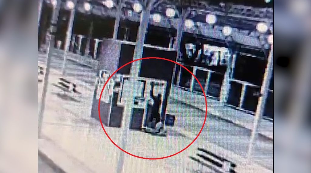 Videmonitoramento: Transitar flagra indivíduo furtando porta no terminal Sul