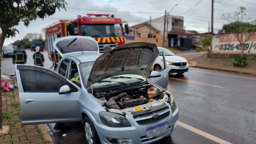 Celta pega fogo após curto-circuito na rua Xavantes, no bairro Santa Cruz