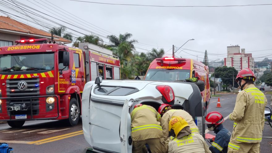Equipe do Resgate Veicular do Corpo de Bombeiros faz remoção de vítima em Kwid tombado no bairro Neva