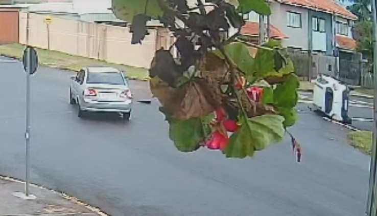 Câmera flagra Kwid tombando após acidente com Classic