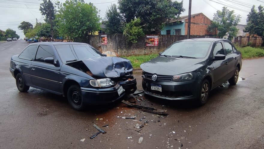 Homem é atendido pelo Siate após acidente entre Voyage e Logus no bairro Brasília