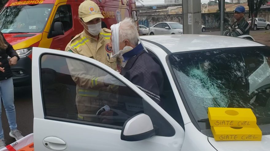 Colisão entre Celta e Parati deixa idoso de 82 anos ferido na rua Erechim