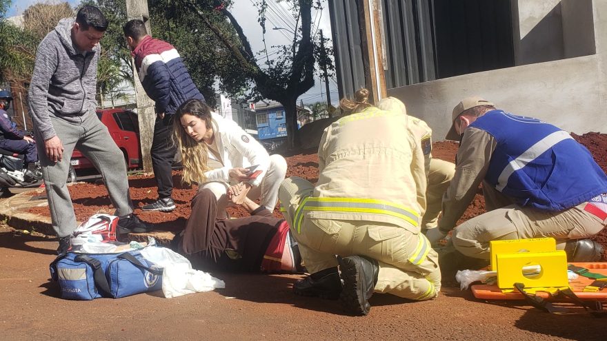 Motociclista sofre fratura na perna em acidente no Centro
