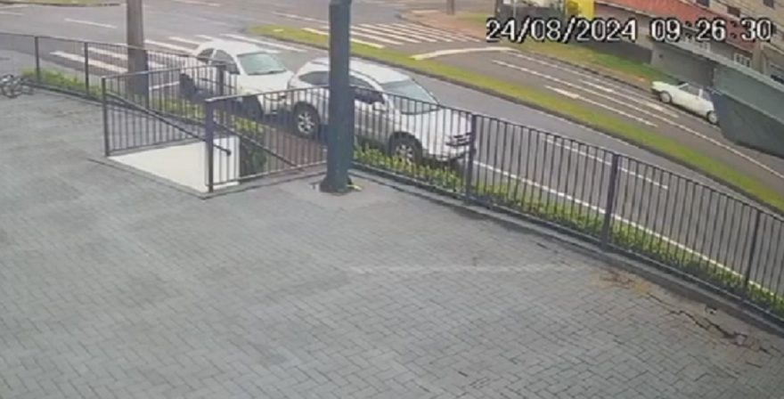 Internauta procura dono de SUV que colidiu contra Ford Ka na Avenida Rocha Pombo