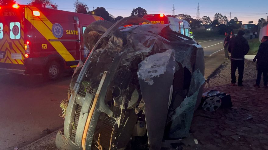 Duas pessoas ficam feridas após grave capotamento na PRc-467 em Cascavel