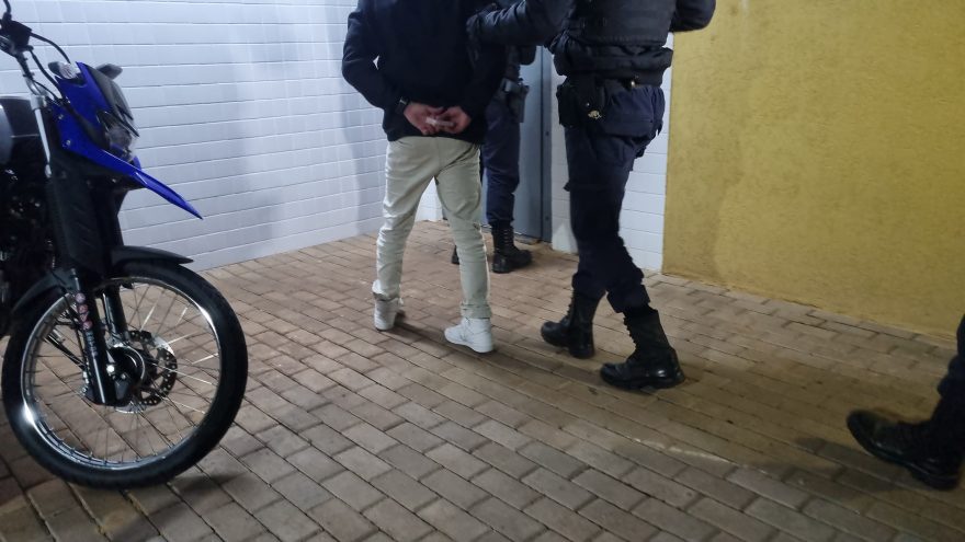 Jovem é detido por embriaguez após se envolver em acidente de trânsito