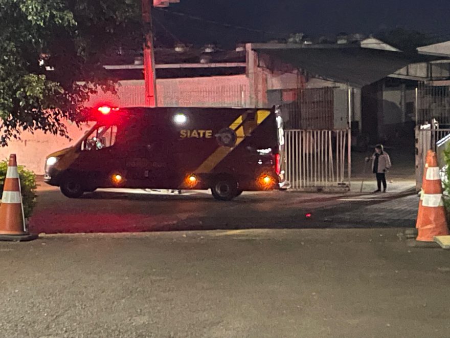 Homem é agredido com pedaços de ferro na Avenida Carlos Gomes